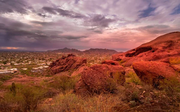 在落日的天空中 沙漠中巨大的岩石群山的美丽景色 — 图库照片