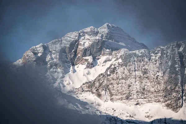 Tüylü Bulutlarla Çevrili Karlı Dağların Manzarası — Stok fotoğraf