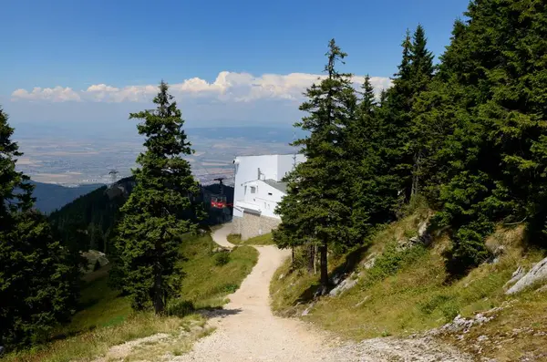 Ein Hügel Den Bergen Unter Blauem Himmel — Stockfoto