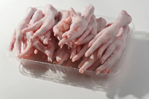 Eine Nahaufnahme Von Rohen Hühnerfüßen Übereinander Gestapelt — Stockfoto