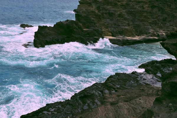 曇りの日に岩のビーチに衝突する海の波の景色 — ストック写真