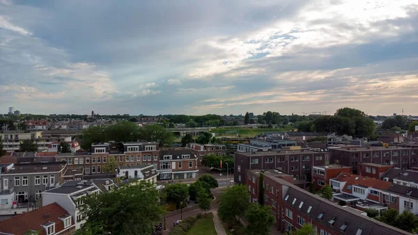 Bulutlu Bir Günde Şehrin Dışındaki Bir Topluluğun Hava Görüntüsü — Stok fotoğraf