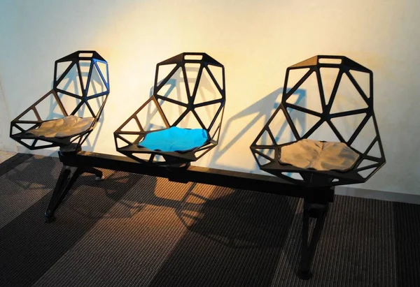 Banco Moderno Com Três Cadeiras Aço Preto Com Sombras Uma — Fotografia de Stock