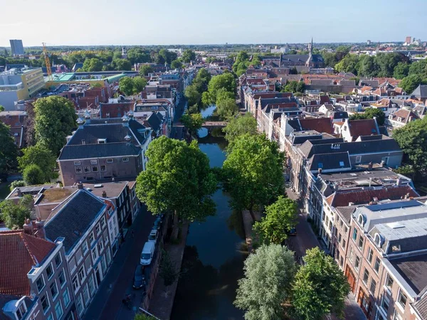 Vue Aérienne Une Rivière Bordée Arbres Dans Paysage Urbain — Photo