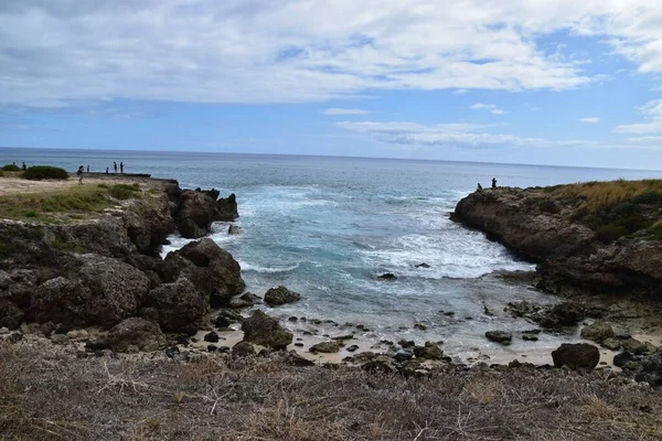 Una Vista Panoramica Delle Onde Dell Oceano Che Infrangono Una — Foto Stock