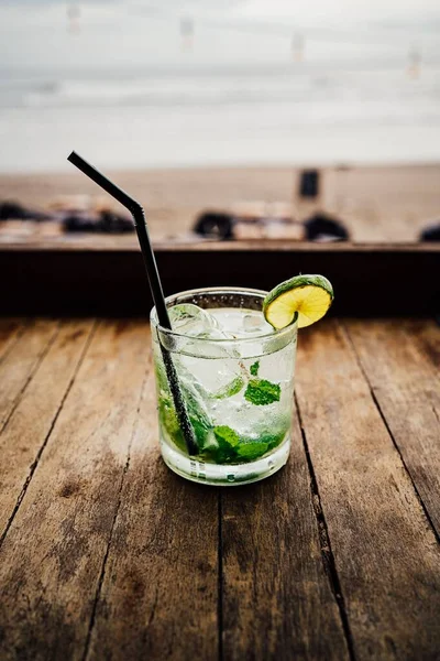 Eine Vertikale Aufnahme Eines Frischen Mojito Auf Einem Holztisch Mit — Stockfoto