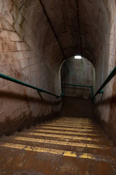 走私犯隧道楼梯的垂直截图 — 图库照片