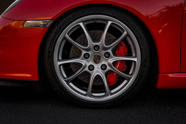 Red 2008 Porsche 911 Gt3轮胎的特写镜头 — 图库照片