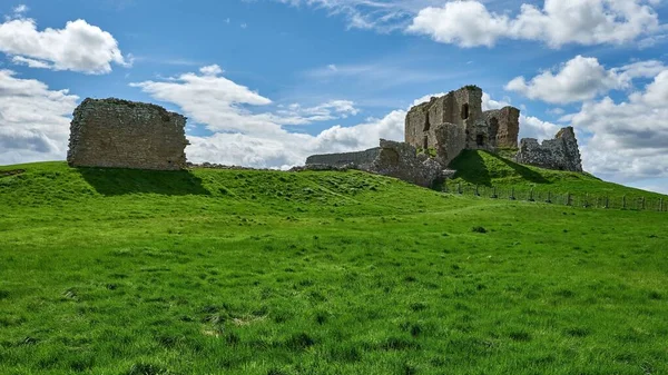 Spectacular View Ruins Duffus Castle Located Green Valley Grassy Hill — Stock Photo, Image