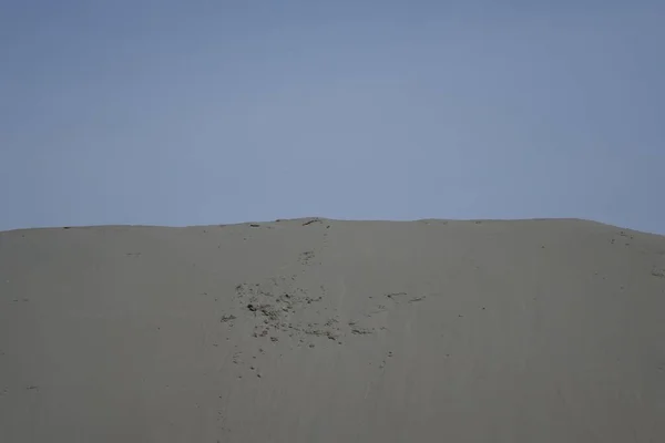 Uma Pilha Areia Cinzenta Seca Cimento Sob Céu Azul Concepto — Fotografia de Stock