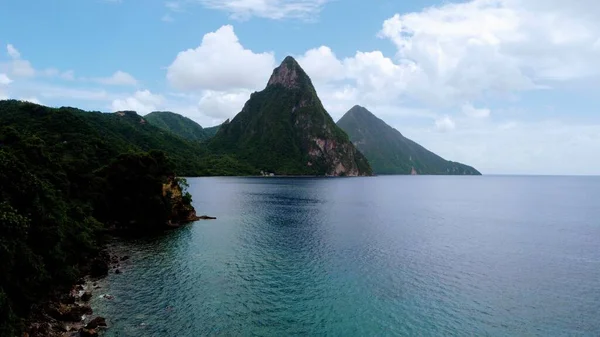 Blick Auf Eine Schöne Ruhige See Und Felsen Hintergrund — Stockfoto