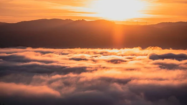 Céu Dramático Com Nuvens Durante Pôr Sol — Fotografia de Stock