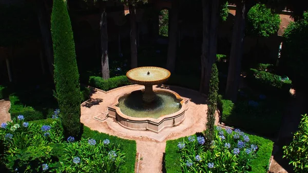 Colpo Angolo Alto Una Bella Fontana All Interno Del Giardino — Foto Stock