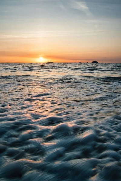 Вертикальный Снимок Спокойных Морских Волн Время Красивого Заката Отлично Подходит — стоковое фото
