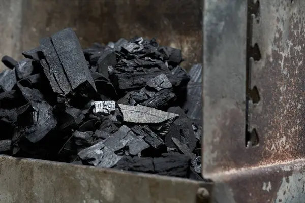 Primer Plano Piezas Carbón Una Chimenea Metálica — Foto de Stock