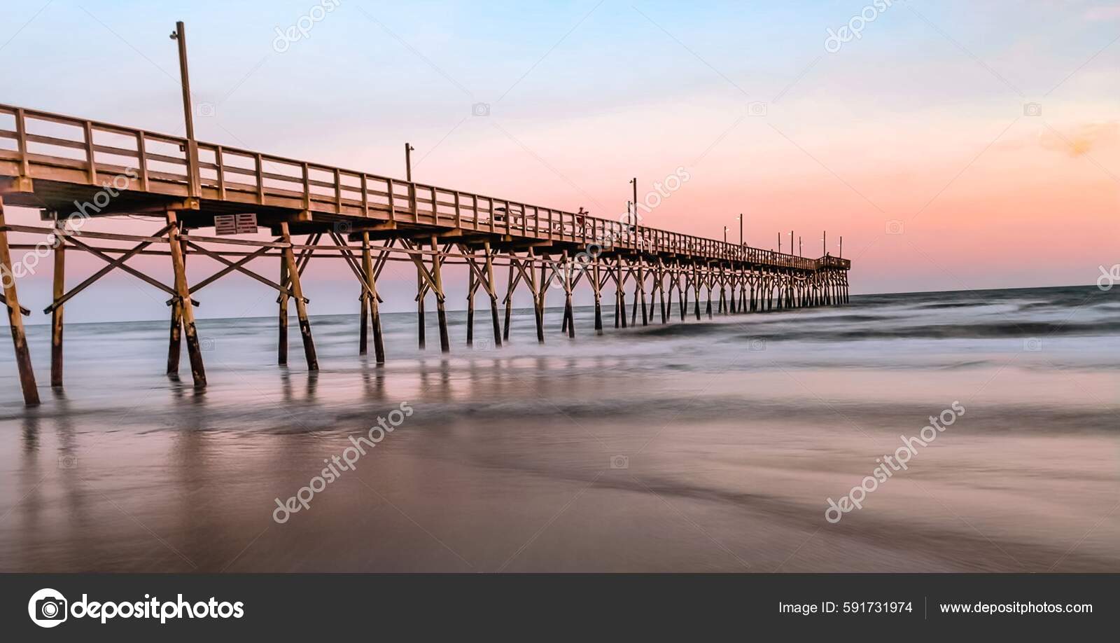 Long Wooden Fishing Pier Sunset Beach North Carolina Usa — Stock Photo ©  wirestock_creators #591731974