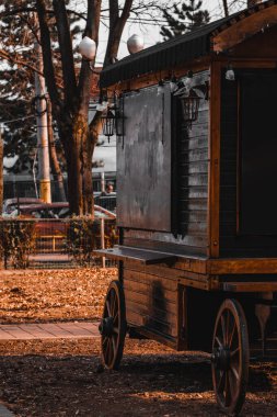 Parkta eski bir ahşap vagon.