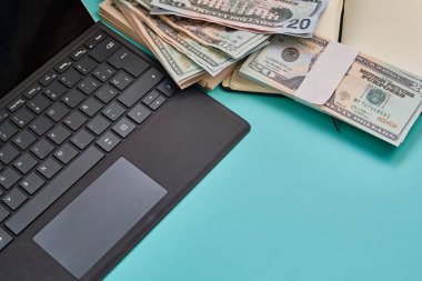 Yüksek açılı nakit dolarların dizüstü bilgisayardaki görüntüsü - para birimi kavramı