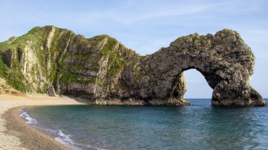 Durdle Kapısı 'nın büyüleyici manzarası, kireçtaşı kemeri, Dorset' in Jurassic Coast, İngiltere 'deki dönüm noktası.