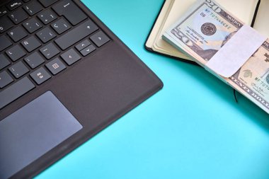 Yüksek açılı nakit dolarların dizüstü bilgisayardaki görüntüsü - para birimi kavramı