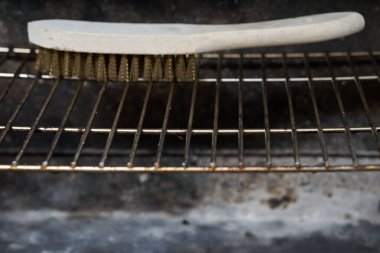 Fırının raflarına yerleştirilen fırçanın yakın çekim görüntüsü