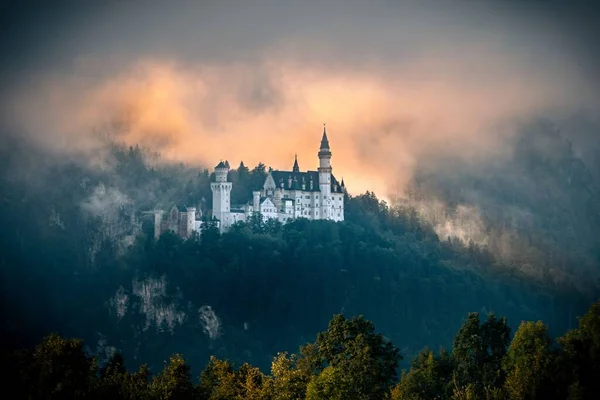Eine Alte Burg Auf Dem Gipfel Des Hügels Einem Bewölkten — Stockfoto