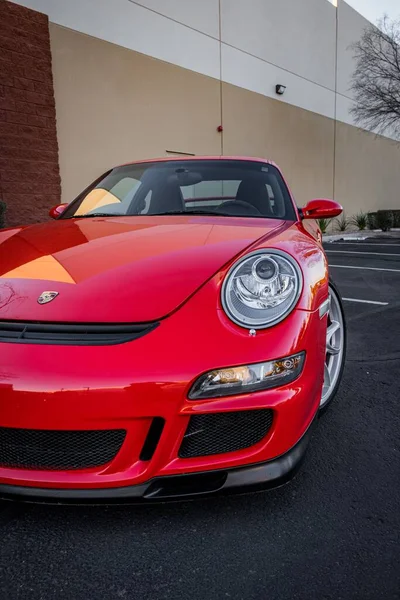 Vista Parziale Verticale Una Porsche 911 Gt3 Rossa 2008 Parcheggiata — Foto Stock