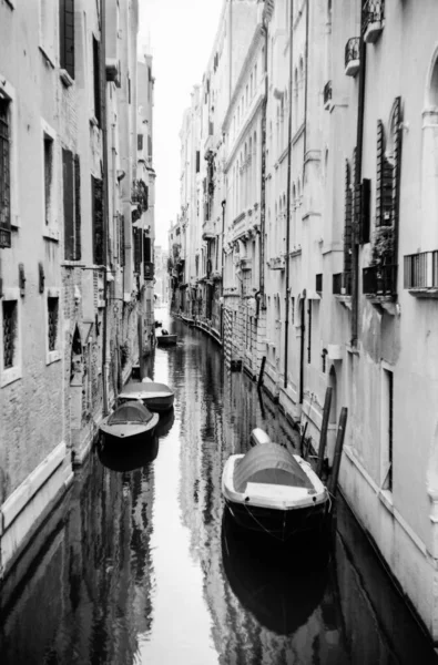 Eine Vertikale Graustufenaufnahme Der Kanäle Venedig — Stockfoto