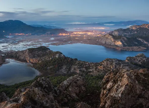 Uma Vista Aérea Lago Colinas Turquia — Fotografia de Stock