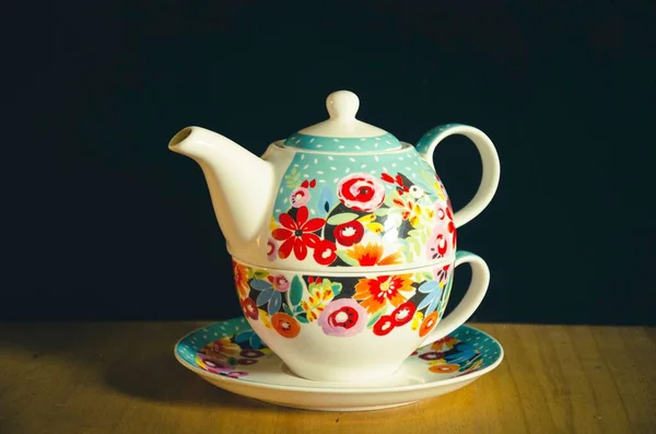 Gros Plan Une Théière Une Tasse Avec Beau Motif Floral — Photo