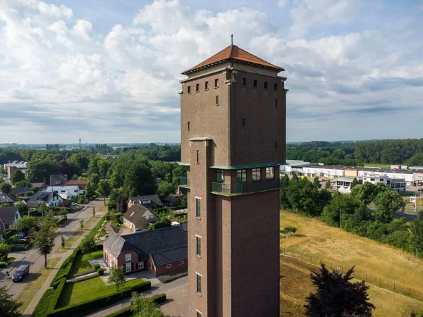 Primer Plano Una Torre Una Zona Suburbana — Foto de Stock