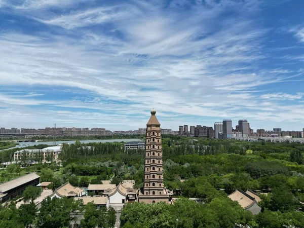 Hermosa Torre Estilo Chino Rodeada Parques Edificios Con Paisaje Urbano —  Fotos de Stock