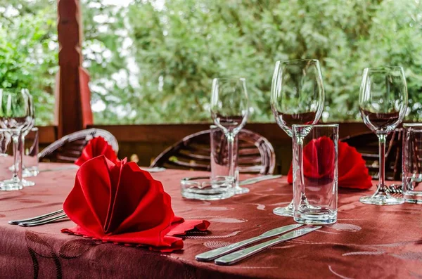 Ein Tisch Einem Restaurant Mit Besteck Gläsern Und Servietten — Stockfoto