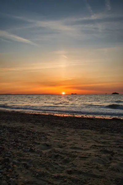 Μια Κάθετη Λήψη Ενός Ήρεμου Ηλιοβασιλέματος Πάνω Από Θάλασσα Στην — Φωτογραφία Αρχείου