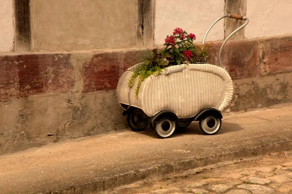 Moveable Basket Wheels Delicate Red Flowers Side Old Street — Stock Photo, Image