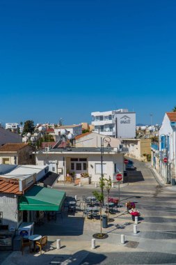 Larnaca Kalesi yakınlarındaki boş bir kafenin dikey sokak görüntüsü.