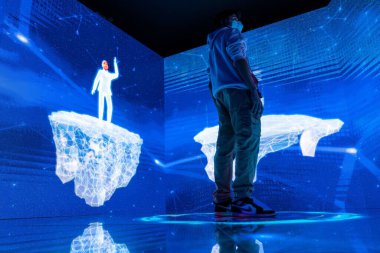 FITUR 'da Avatar' ını yaratan bir çocuk Madrid 'de HELIXA deneyim merkezi