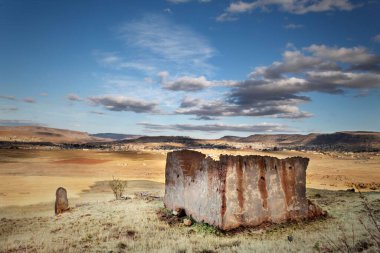 Güney Afrika, Doğu Burnu 'nun ıssız arazisindeki eski taş evin yıkıntıları hasar görmüş.