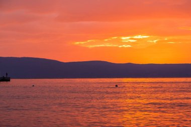 Almanya kıyılarında gün batımının manzarası