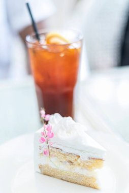 Süslü bir kek ve Tayland buzlu çayı.