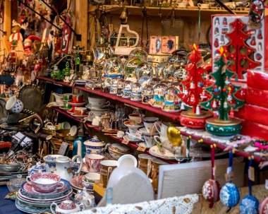 Bir dükkanda Noel süslemeleri manzarası