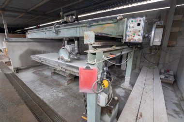 Mermer levhalar için disk kesen bir makine