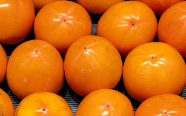 Mağazadaki olgun hurmaların yakın çekimi.