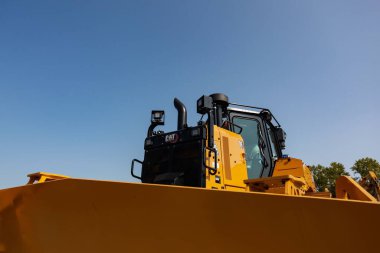 Bir buldozer bıçağının üst tarafı.