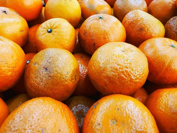 Закрыть Много Свежих Апельсинов Рынке Группа Фруктов Апельсины Поля Оранжевый — стоковое фото