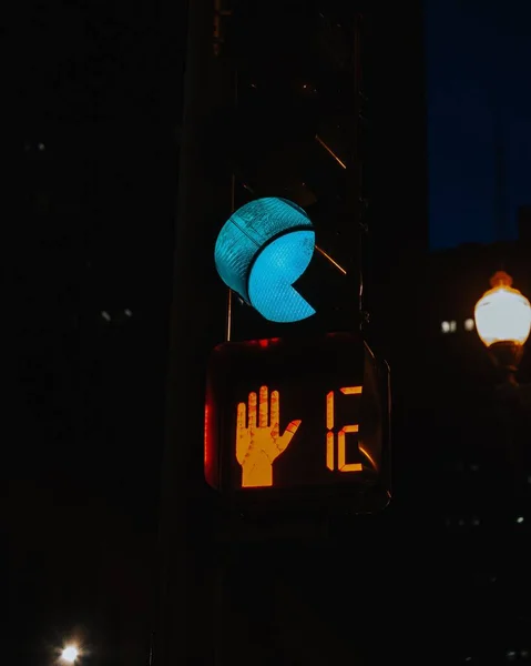 Eine Vertikale Nahaufnahme Einer Ampel Mit Einer Hand Die Ein — Stockfoto