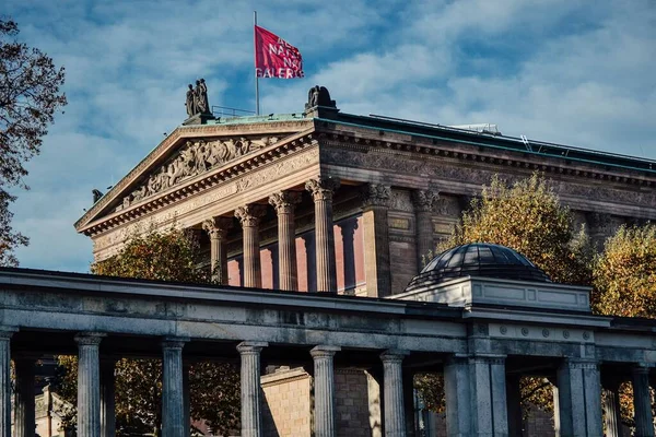 Low Angle Shot National Gallery Berlin Columns Flag Roof — Stock Photo, Image
