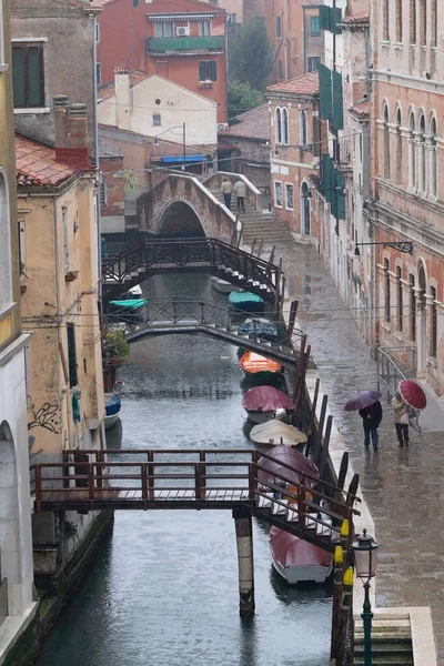 Die Menschen Die Venedig Mit Regenschirmen Spazieren Gehen — Stockfoto