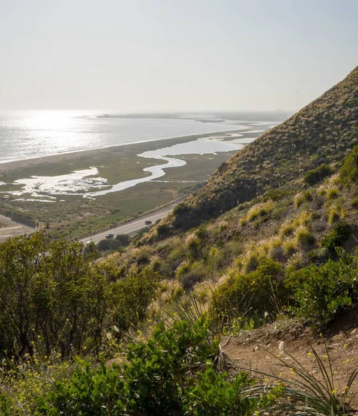 Prachtig Uitzicht Vanaf Klif Kronkelende Weg Langs Zee Avonds Zon — Stockfoto