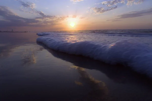 Beautiful Sunrise Its Reflection Water Beach Approaching Ocean Waves — Stock Photo, Image